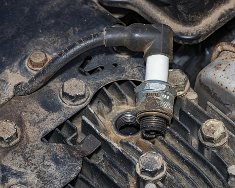 how to remove spark plug from lawn mower